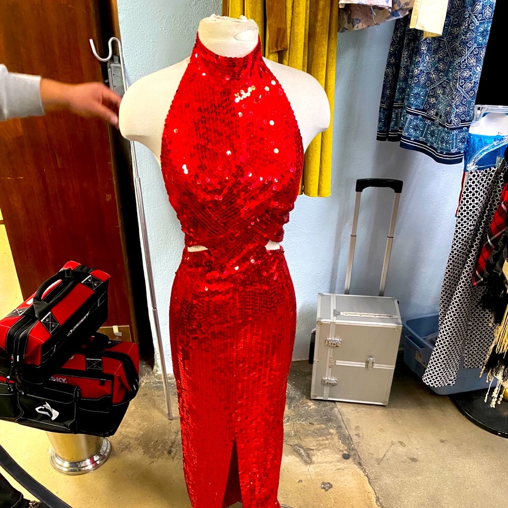 cache sequins cache dress